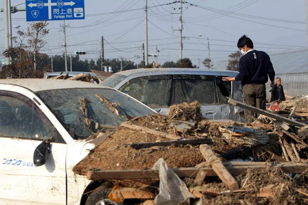 2011년 13일 센다이에서 발생한 지진으로 발생한 쓰나미 참사의 잔해에서 일본인 — 스톡 사진