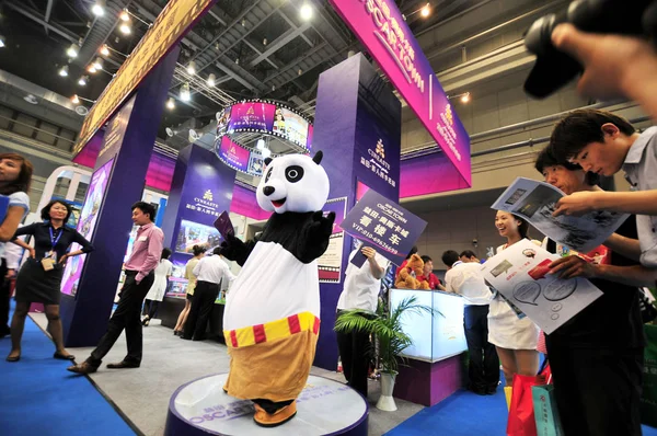 Personal Chino Vestido Con Traje Panda Que Asemeja Kungfu Panda —  Fotos de Stock