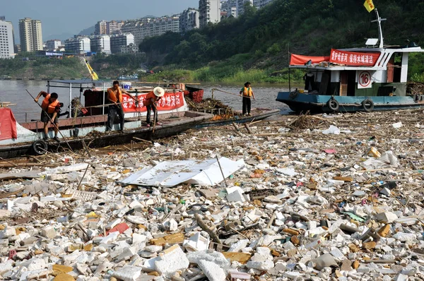 Lavoratori Cinesi Ripuliscono Rifiuti Galleggianti Sul Fiume Yangtze Nel Bacino — Foto Stock