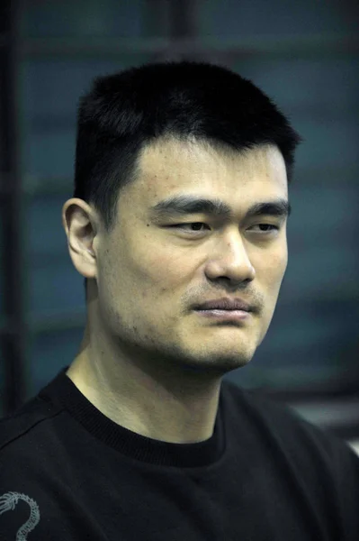 Chiński Koszykówka Superstar Yao Ming Uczęszcza Konferencji Prasowej Training Center — Zdjęcie stockowe