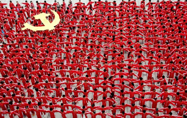 000 Chińskich Uczniów Linii Postaci Ogromnej Flagi Komunistycznej Części Chin — Zdjęcie stockowe