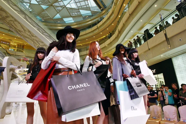 Models Carrying Shopping Bags Luxury Fashion Brands Parade Show International — Stock Photo, Image