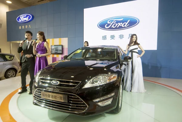 Modely Pózují Vedle Ford Mondeo Během Automatické Show Jinan City — Stock fotografie