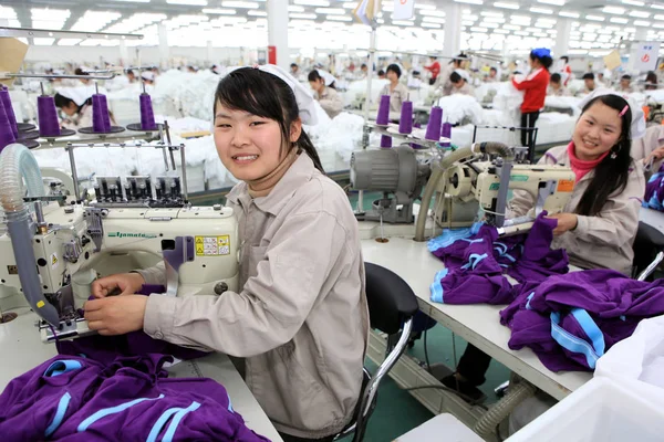 Lavoratrici Cinesi Fabbricano Vestiti Una Fabbrica Abbigliamento Nella Contea Taihe — Foto Stock