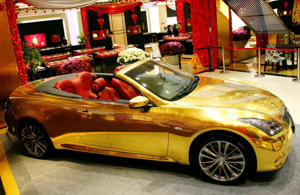 Ouro Infiniti G37 Coupe Conversível Exibido Uma Loja Ouro Jóias — Fotografia de Stock