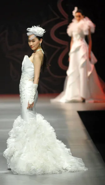 Famory カップ中国ウェディング ドレス デザイン コンテスト中国 2012年春 夏のファッションウィークで北京 2011 — ストック写真