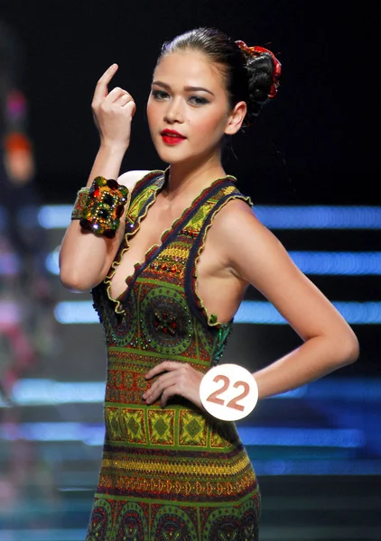 Een Model Dragen Van Kleding Met Chinese Elementen Pose Het — Stockfoto