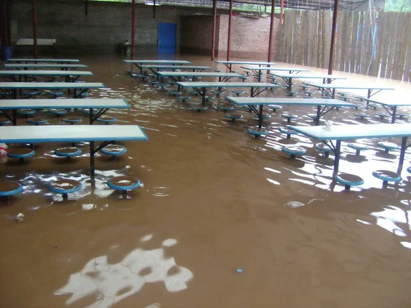 Zware Regen Veroorzaakte Overstroming Die Verdronken Stoelen Een Eetzaal Zien — Stockfoto