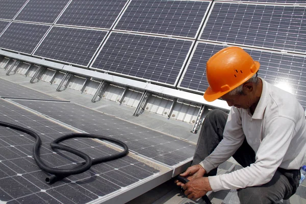Работник Устанавливает Солнечные Батареи Крыше Нанкинского Южного Железнодорожного Вокзала Городе — стоковое фото