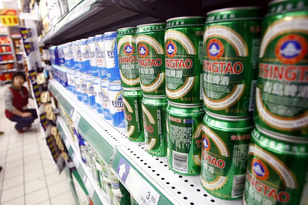 Puszki Tsingtao Piwo Sprzedaż Supermarkecie Szanghaju Chiny Grudzień 2010 — Zdjęcie stockowe