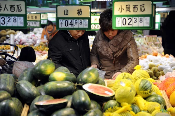 中国の顧客は 中国東部山東省のジボ市のスーパーマーケットで果物を買い物 2011年2月27日 — ストック写真