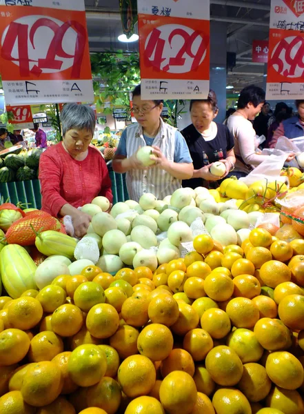 Les Acheteurs Chinois Sélectionnent Des Fruits Dans Supermarché Ville Yichang — Photo