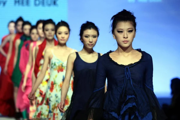 上海市に上海 2011年秋 冬のファッションウィークでファッションショー陽喜金東 2011 日によって失われた時を求めて — ストック写真