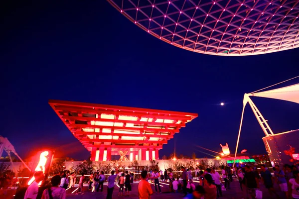 2010 中国上海世界博覧会記念公園で中国のパビリオンを過ぎて歩いて訪問者の夜景 — ストック写真