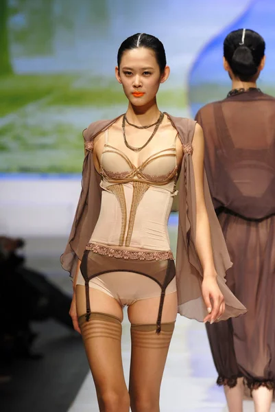 2011年10月26日在中国北京举行的2012中国斯普林夏季时装周上的 Ordifen 杯中国内衣设计大赛 — 图库照片