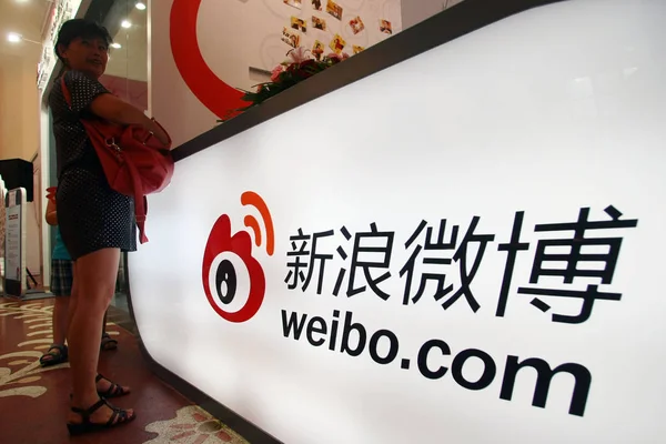 ファイル 訪問者は 2011年8月19日に上海ブックフェア中にシナWeibo Comのスタンドで見られます — ストック写真