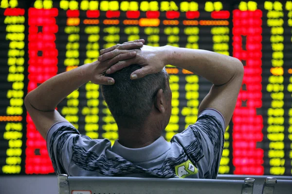 投資家は Huaibei 東中国安徽州の株式仲買会社で株価 価格上昇のための赤 価格下落のためのグリーン に懸念しています 月2011 — ストック写真