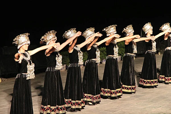 Atriz Traje Tradicional Dança Minoritária Étnica Zhuang Durante Uma Produção — Fotografia de Stock