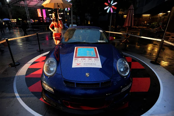 Modelo Posa Automóvil Porsche Plaza Xintiandi Wuhan Centro Provincia Chinas — Foto de Stock