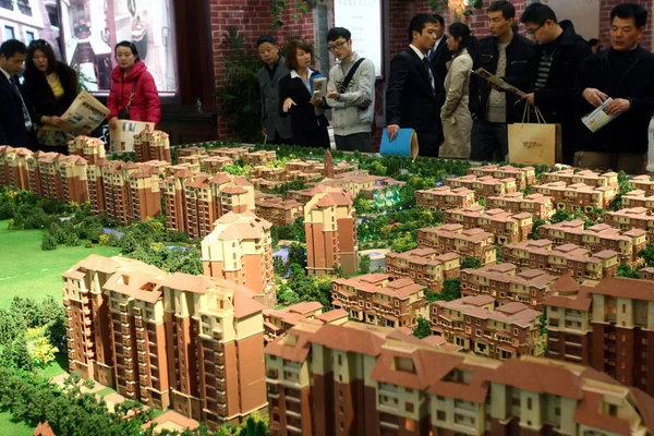 2011年3月17日 中国上海春季房地产展期间 参观者参观住宅项目模型 — 图库照片