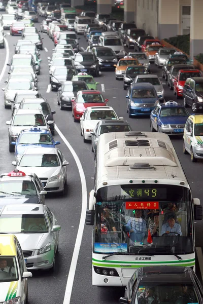 Arabalar Otobüs Kitlelerin Yavaş Yavaş Bir Trafik Sıkışıklığı Içinde Bir — Stok fotoğraf