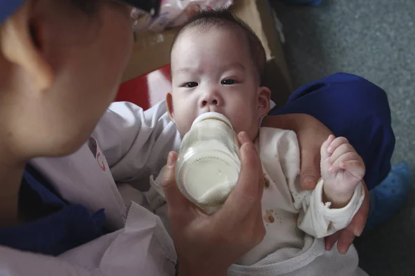 Xin Xin Jedna Dvojčat Pije Mléko Operaci Shanghai Childrens Medical — Stock fotografie