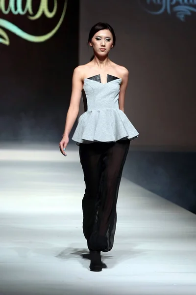 ヌール シャー Fariza Kaiseneva ファッションでは 2011 日中国 上海市に上海 2011年秋 冬のファッションウィークでショーします — ストック写真