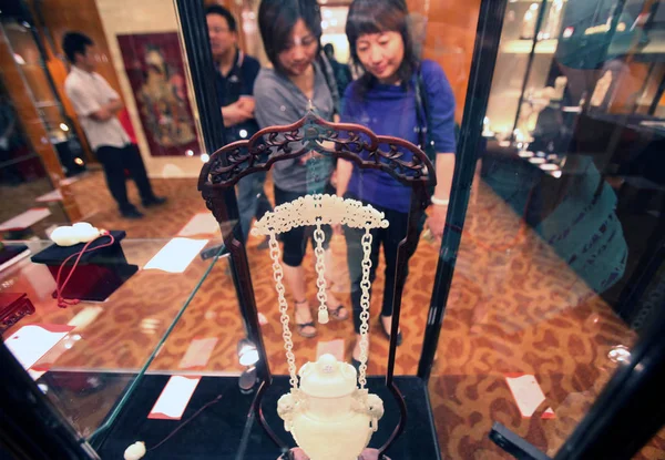 Besökarna Tittar Jade Flaska Förhandsvisningen Auktion Peking Kina Juni 2011 — Stockfoto