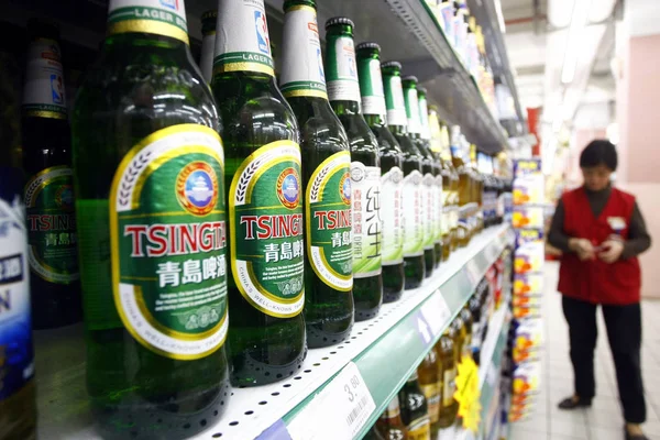 Plik Butelki Tsingtao Piwo Sprzedaż Supermarkecie Szanghaju Chiny Grudzień 2010 — Zdjęcie stockowe