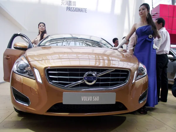 Modelos Chinos Posan Junto Volvo S60 Durante Una Exhibición Automóviles — Foto de Stock