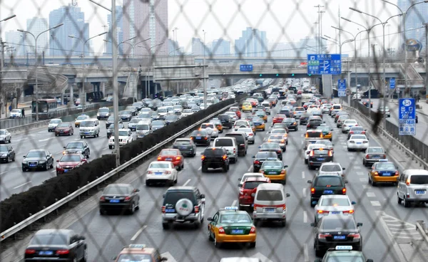 2011年2月25日 北京の道路で車が渋滞の中でゆっくりと動く — ストック写真