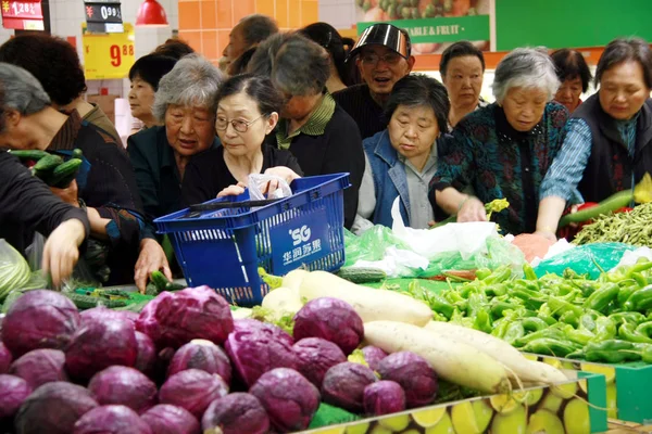 中国のお客様 東中国江蘇省南通市のスーパーマーケットで野菜を購入し 6月9日2011 — ストック写真