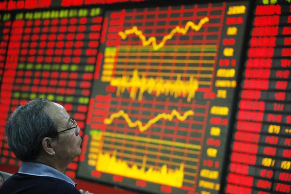 Chinese Investor Looks Share Prices Red Price Rising Green Price — Stock Photo, Image