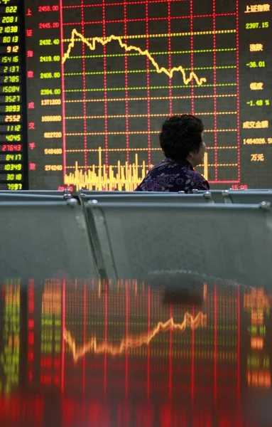 Inversor Chino Examina Los Precios Las Acciones Verdes Para Caída —  Fotos de Stock