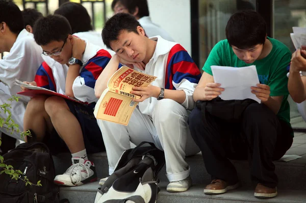 2011年6月7日 中国学生在参加一年一度的全国高考前 在考场复习课本 — 图库照片