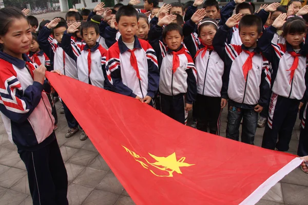 ファイル 学生は Guangping 北中国河北省の学校で共産主義の若い開拓者の伝統的な赤いバージョンを着用します 月2011 — ストック写真