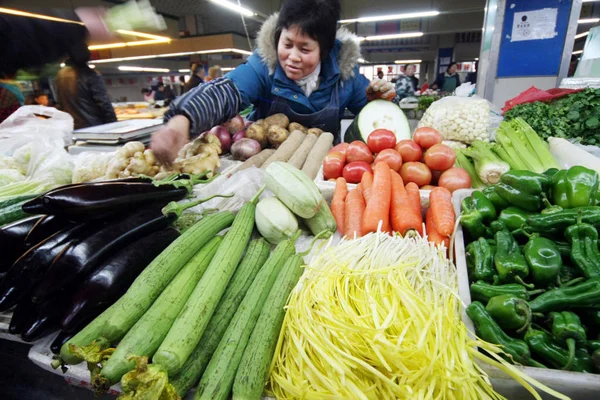 Venditore Cinese Vende Verdure Libero Mercato Nella Città Nantong Provincia — Foto Stock