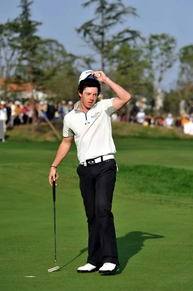 Rory Mcilroy Irlandii Północnej Wygląda Podczas Ostatniej Rundy Turnieju Golfa — Zdjęcie stockowe
