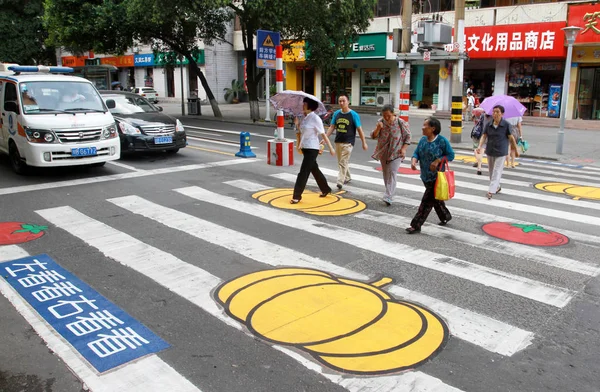 Des Résidents Locaux Traversent Passage Piétonnier Avec Des Peintures Citrouille — Photo