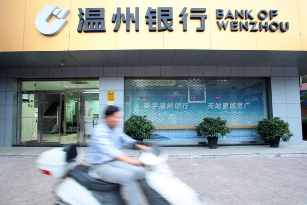 Hombre Pasa Por Banco Wenzhou Wenzhou Come Provincia Chinas Zhejiang — Foto de Stock