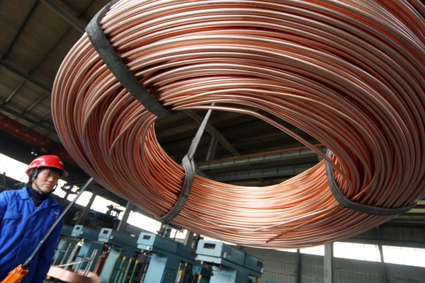 2011年4月9日 江苏省南通市一家铜制品厂 一名中国工人吊起铜管线圈 — 图库照片