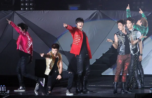 Участники Южнокорейской Вокальной Группы Beast Выступают Концерте.