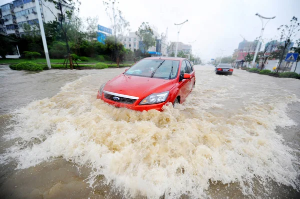 Αυτοκίνητα Ταξιδεύουν Πλημμυρισμένο Δρόμο Έντονη Βροχή Που Προκαλείται Από Τροπική — Φωτογραφία Αρχείου
