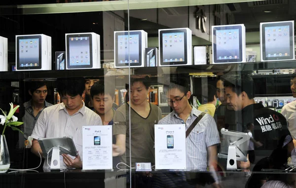 바이어는 태블릿 Pc를 사우스 Apple 판매점에서 2011 — 스톡 사진