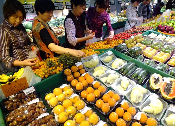 Chinesische Käufer Wählen Früchte Einem Supermarkt Der Stadt Yichang Der — Stockfoto