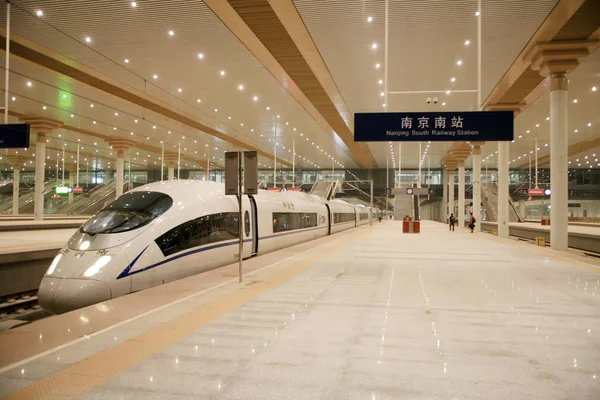 Trem Crh China Railway Alta Velocidade Retratado Uma Estação Ferroviária — Fotografia de Stock