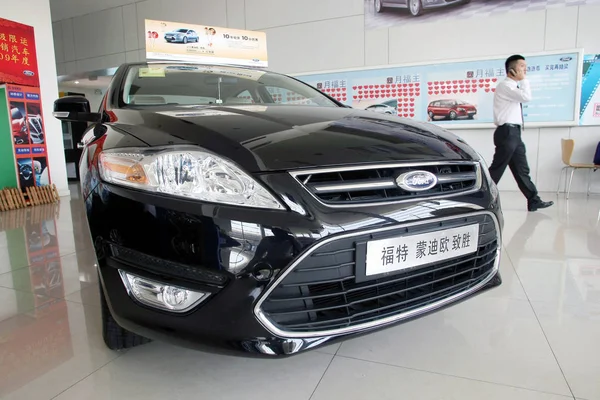 Venditore Passa Davanti Una Ford Mondeo Una Concessionaria Ford Shanghai — Foto Stock