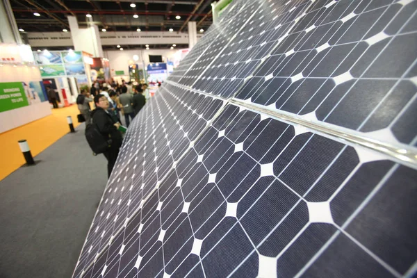 Besucher Betrachten Ein Großes Solarmodul Auf Der Asia Solar Photovoltaic — Stockfoto