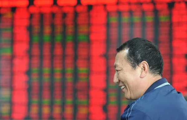Ein Chinesischer Investor Betrachtet Aktienkurse Rot Für Steigende Preise Einem — Stockfoto