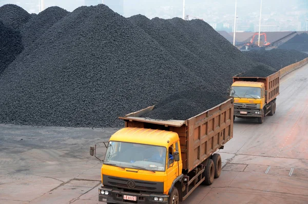 Trucks Transporteren Kolen Een Coalyard Haven Van Lianyungang Lianyungang City — Stockfoto